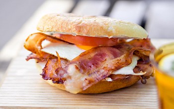 Bacon and egg sandwich - calories, nutrition, weight