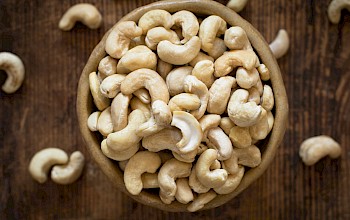 cashew nuts vs peanuts