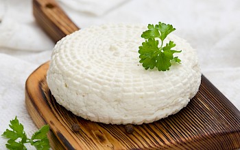 white cheese vs mozzarella